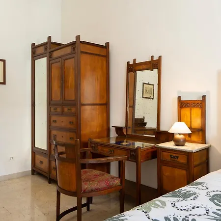 Giglio & Viola Borgia Apartment
